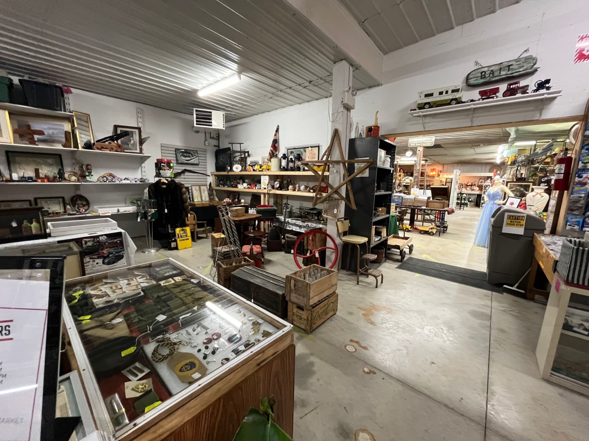 Display cases and vendor shelves in the OSA Auctions antique market