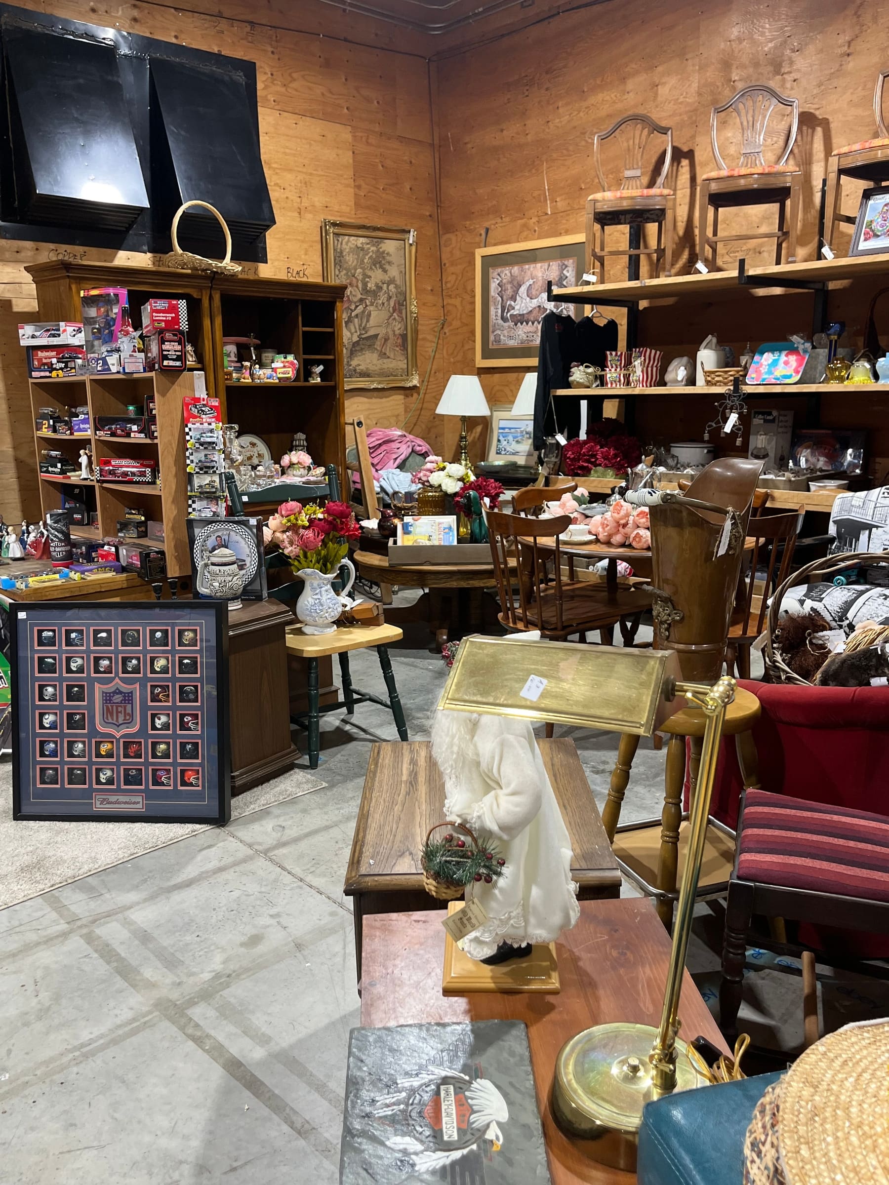 Furniture, lamps and shelves of decor in a consignor booth